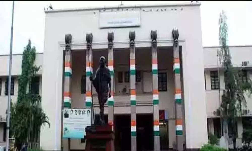 Congress: గాంధీభవన్లో కొనసాగుతున్న కాంగ్రెస్ సీనియర్ నాయకుల సమావేశం Congress: గాంధీభవన్లో కొనసాగుతున్న కాంగ్రెస్ సీనియర్ నాయకుల సమావేశం