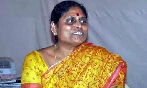 YS Vijayamma may Resign for YSR Congress Party