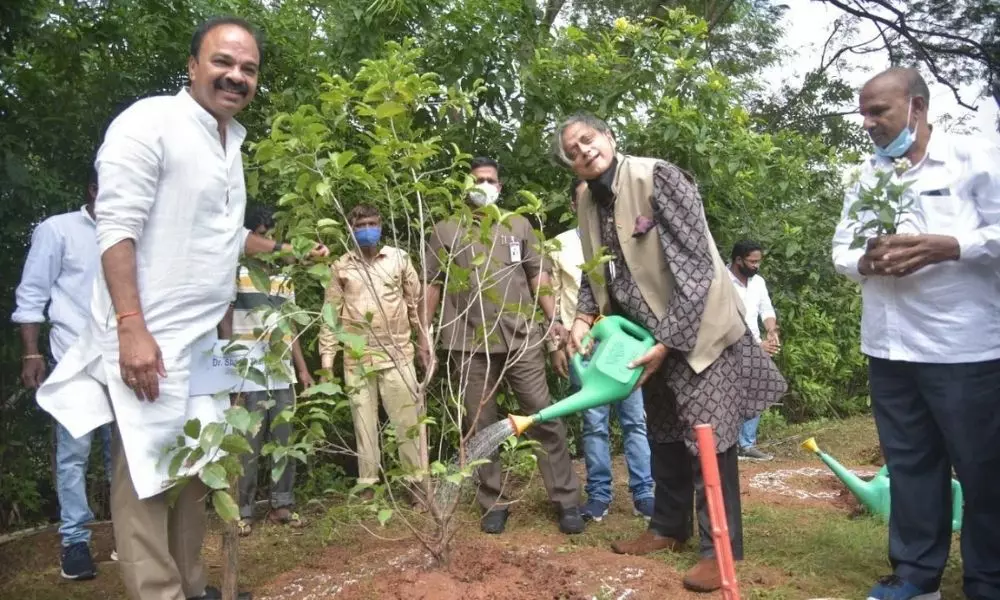 MP Shashi Tharoor Participated in Green India Challenge