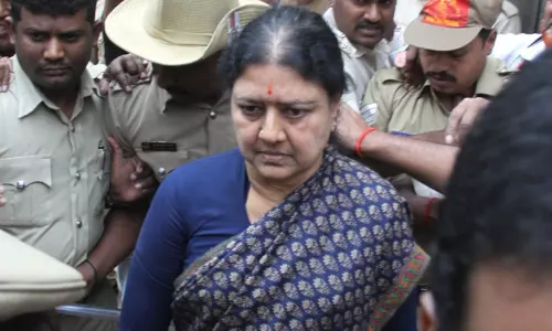 IT Officials Seize 11 Properties Belonging to Sasikala