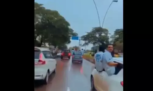 Some Youth dangerous Feets in Mumbai on a Car video Shared by Citizen on Twitter Getting Viral Some Youth dangerous Feets in Mumbai on a Car video Shared by Citizen on Twitter Getting Viral