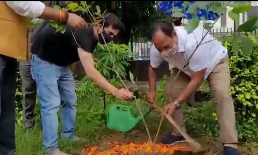 Former Indian Cricketer Gautam Gambhir Participated in Green India Challenge at his Home in Delhi