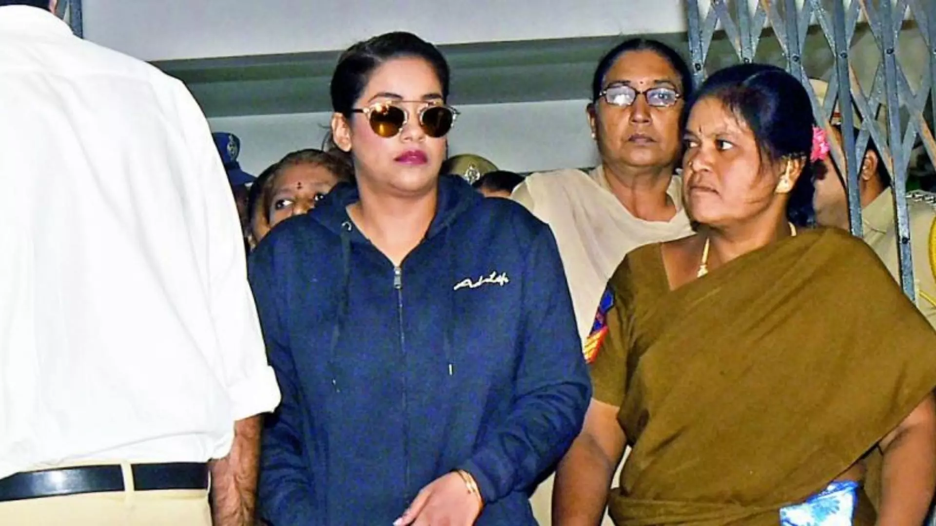 Actress Mumaith Khan Going to Attend the Inquiry Of Enforcement Directorate in Tollywood Drugs Case Today 15 09 2021