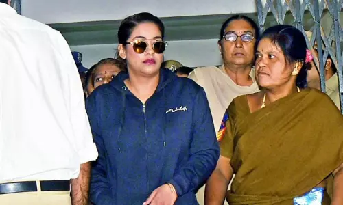 Actress Mumaith Khan Going to Attend the Inquiry Of Enforcement Directorate in Tollywood Drugs Case Today 15 09 2021