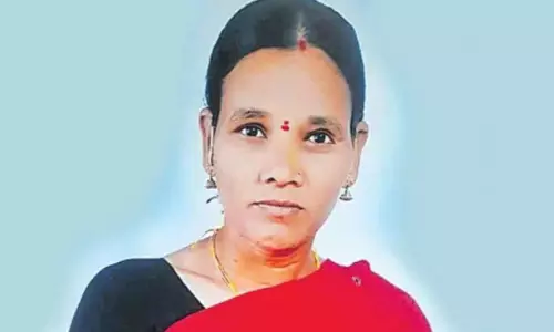 Maoist Sammakka Alias Sharadakka Surrendered Before Telangana DGP Mahender Reddy | Telangana News Today