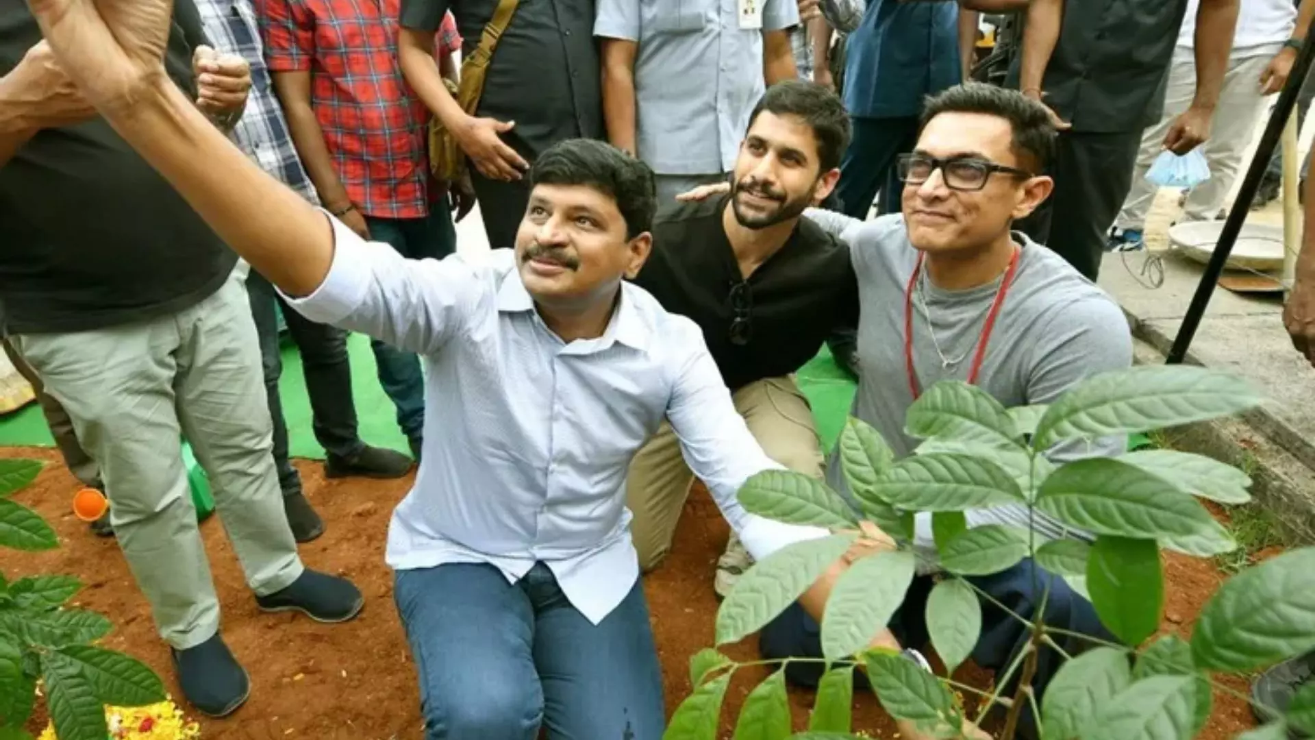 Aamir Khan and Naga Chaitanya Participated in Green India Challenge With MP Santosh Kumar at Begumpet Airport