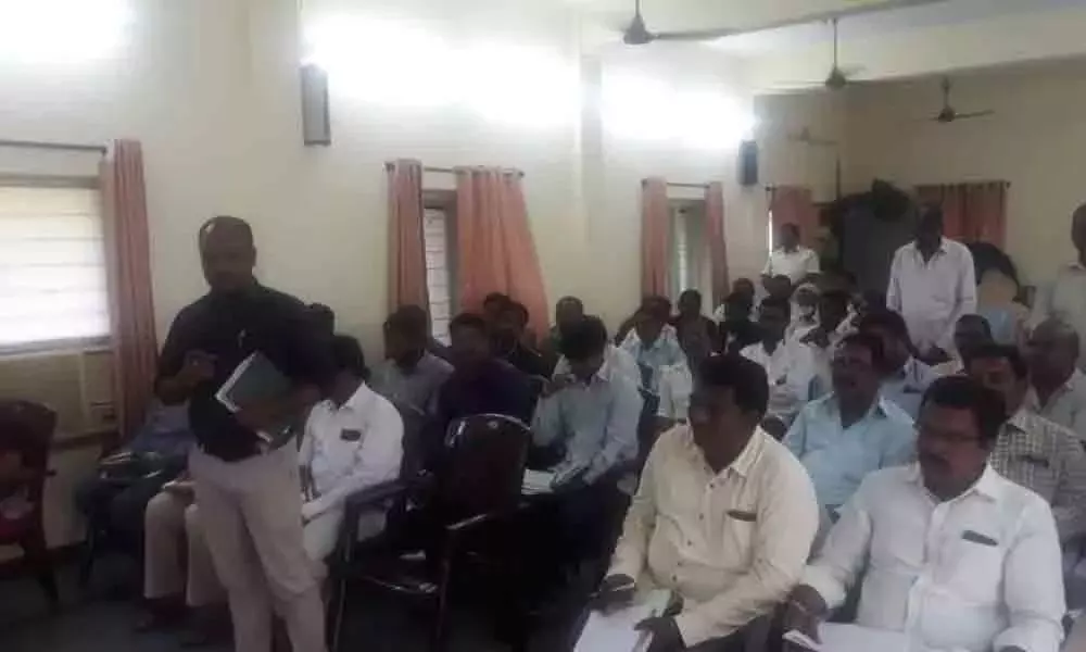 Fight Between SE and Employees in Nizamabad Electricity Department