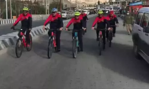Union Sports Minister Anurag Thakur Started bicycle rally in Leh Karu