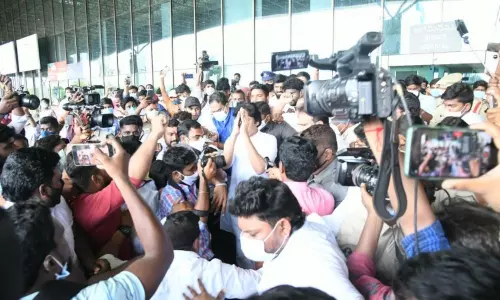 Tension at Pawan Kalyan Janasena Shramadanam Program in Rajahmundry Tension at Pawan Kalyan Janasena Shramadanam Program in Rajahmundry