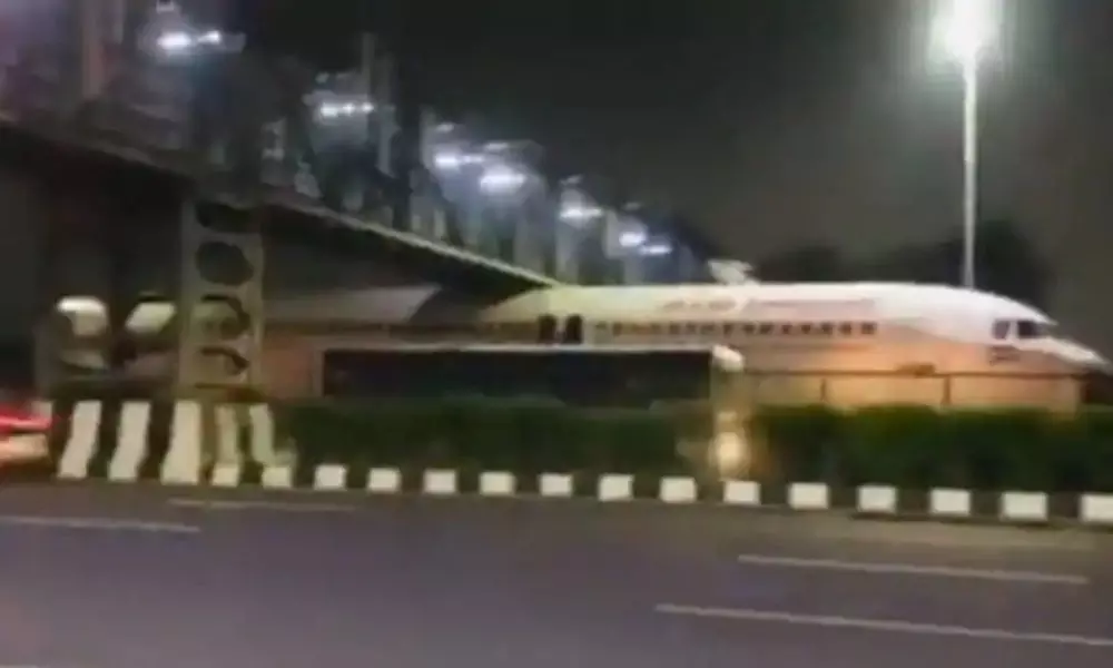 Air India Plane Stucked Under Bridge at Delhi-Gurgav Highway | Trending News Today