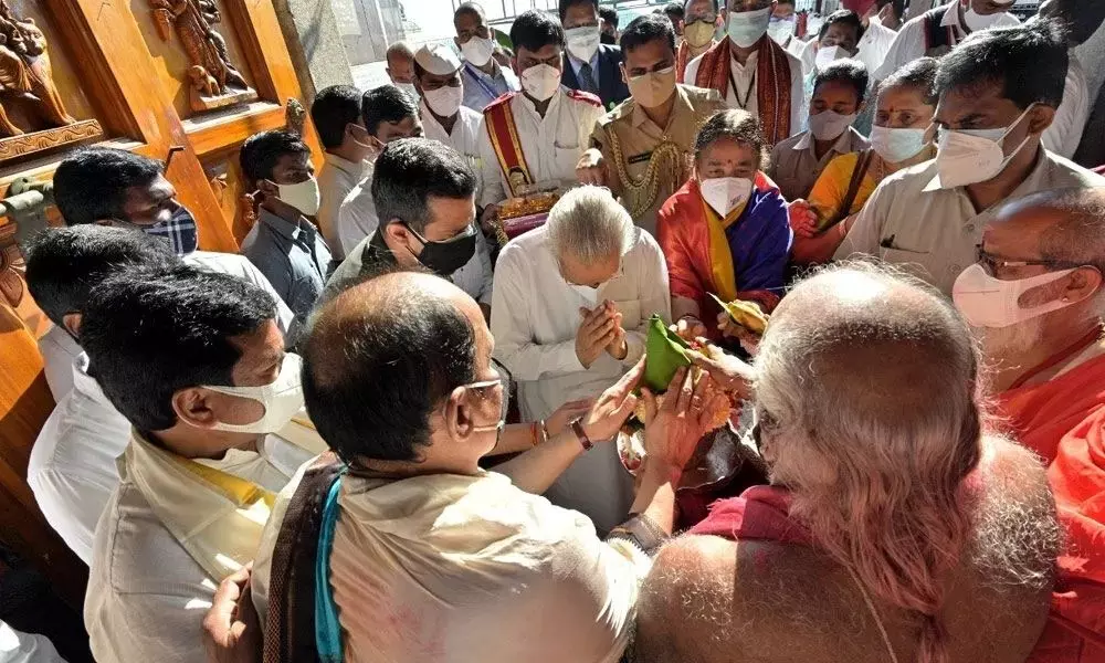 AP Governor Biswabhusan Harichandan Visits Vijayawada Indrakeeladri Kanakadurgamma Temple Today 07 10 2021