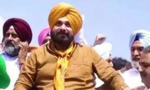 Punjab Congress Chief Navjot Singh Sidhu Initiation at Journalist Raman Kashyap Home