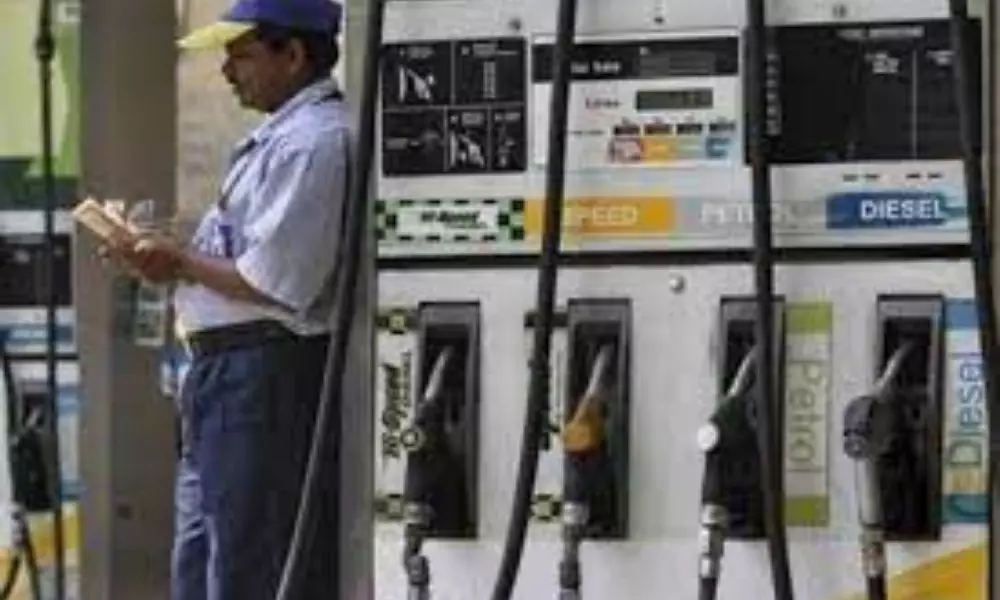 Today Petrol Price in Hyderabad Vijayawada Visakhapatnam Delhi Kolkata Mumbai Chennai Diesel Price Today 11 10 2021