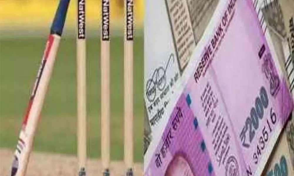 Cricket Bettings at East Godavari Jaggampet Rajapudi Sarpanch Home | Telugu Online News