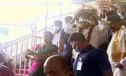 CM Jagan Offers the Silk Clothes to Kanaka Durga