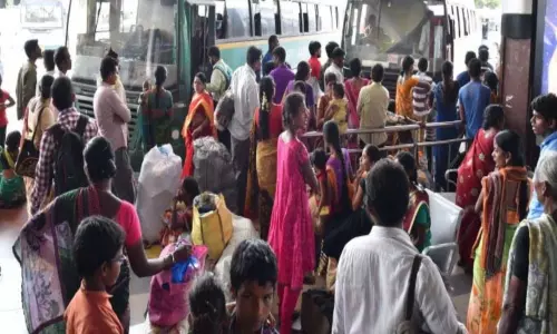Heavy Rush at Hyderabad Bus Stands and Railway Stations Heavy Rush at Hyderabad Bus Stands and Railway Stations