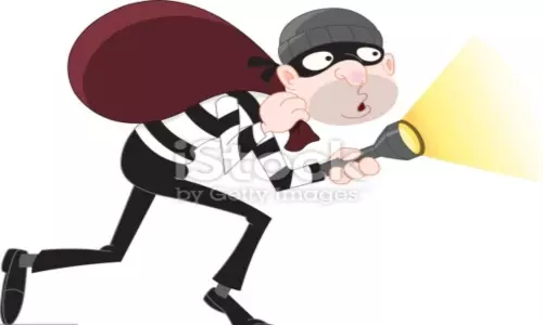 Thiefs Thefting in Axis Bank ATM at Mahabubabad