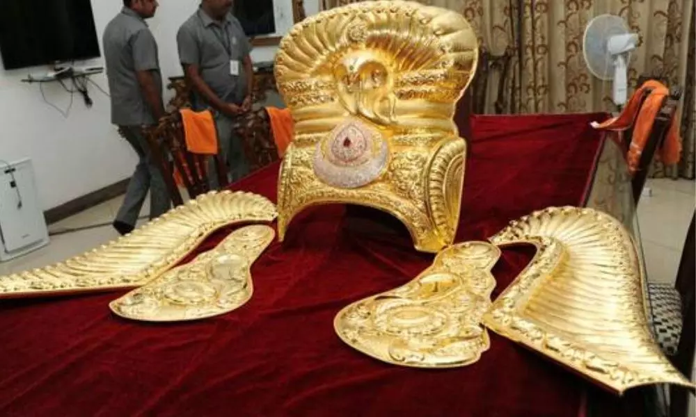 Former MLA Dr Chinnam Ramakotaiah Couple Presented a Gold Crown to Vijayawada Durgamma