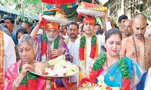 TTD Governing Body Offers the Silk Clothes to the Kanaka Durga TTD Governing Body Offers the Silk Clothes to the Kanaka Durga