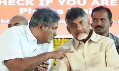 Kesineni Nani Removed the Chandrababu Naidu Flexis at Kesineni Bhavan in Vijayawada