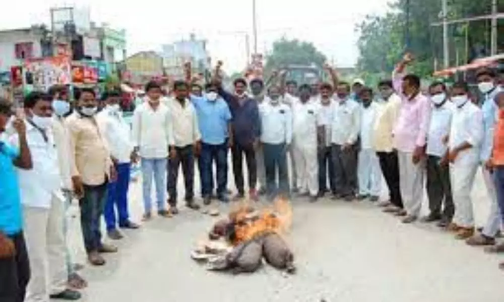 Dalits Protest against Etela Rajender about Dalita Bandhu in Huzurabad