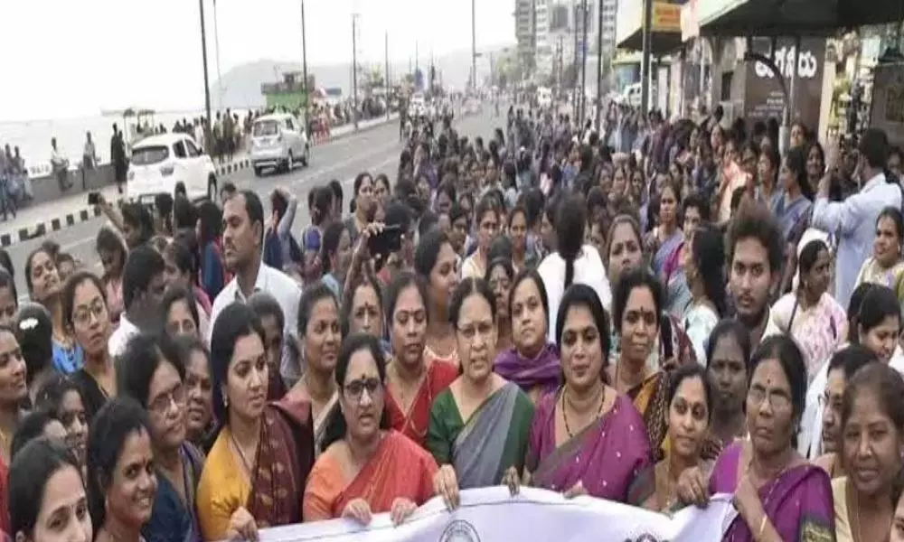 YCP Womens Leaders Protest on PattabhiRam Comments