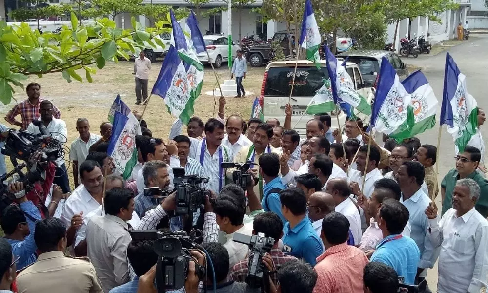 YCP Leaders Fires over Pattabhi Ram Comments on CM Jagan
