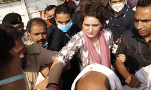 Police block Priyanka Gandhi on the Lucknow-Agra Express Highway