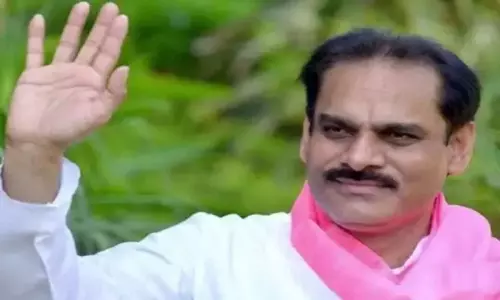 MLC Chinnapa Reddy Donated 1kg Gold for Gold Plating to Yadadri MLC Chinnapa Reddy Donated 1kg Gold for Gold Plating to Yadadri