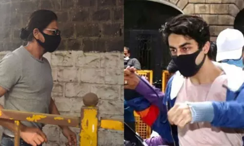 Shah Rukh Khan Meets son Aryan Khan in Arthur Road Jail