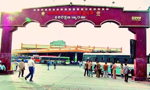 Woman Leave 1 Year Old Baby Girl At Vijayawada Pandit Nehru Bus Stand | AP Live News