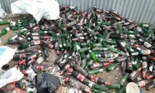 ఊగరాబాద్ గా హుజూరాబాద్.. ప్రతి రోజు 9 లారీల్లో ఖాళీ మద్యం సీసాల తరలింపు