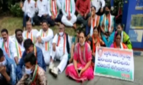 Congress Senior Leader V Hanumantha Rao Concerns at Lakdikapool Petrol Bunk about Petrol and Diesel Prices Congress Senior Leader V Hanumantha Rao Concerns at Lakdikapool Petrol Bunk about Petrol and Diesel Prices