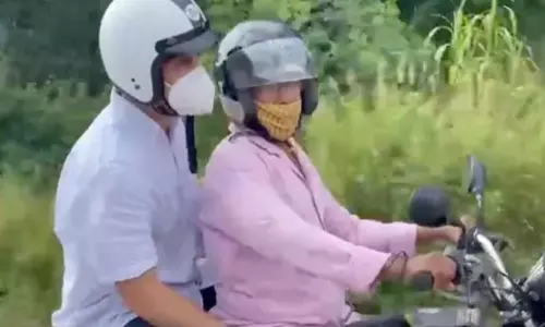 Rahul Gandhi Lunch at Roadside Hotel in Goa