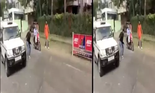 NSUI Activists Throw the Eggs on Minister Ajay Mishra Convoy NSUI Activists Throw the Eggs on Minister Ajay Mishra Convoy