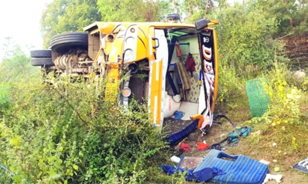Road Accident in Nirmal National Highway 44 Injured 35 Members | Telangana Latest News