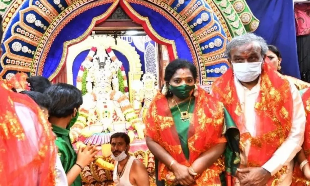 TS Governor Tamilisai Sounderarajan Visited Shri Bhagya Laxmi Mandir in Charminar | Telangana News