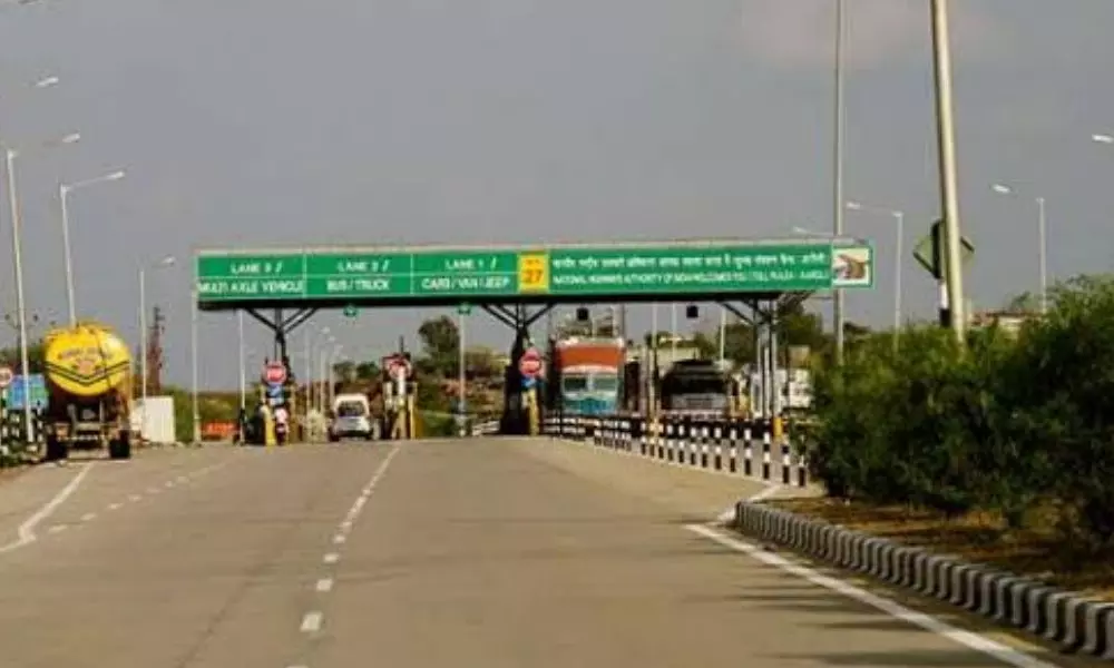 Payakaraopeta YCP Leaders Attack on Toll Plaza Staff for Asking to Pay Fee | AP Latest News