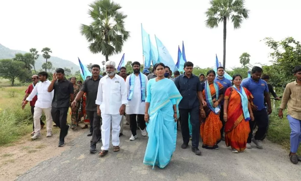 Sharmila 18th Day Praja Prasthanam Yatra in Munugodu Constituency Nalgonda District