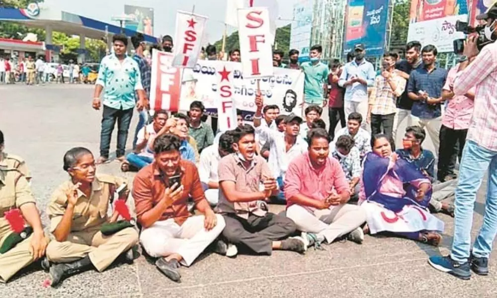 SSGS Aided College Students Protest against the Merger of Aided College in Anantapuram