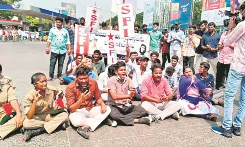 SSGS Aided College Students Protest against the Merger of Aided College in Anantapuram SSGS Aided College Students Protest against the Merger of Aided College in Anantapuram