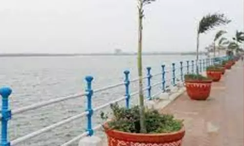 Young Man Hul Chal at Tank Bund Hyderbad Today | Telugu Online News