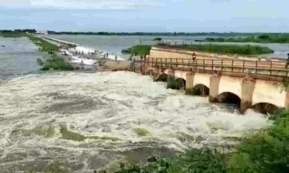 Heavy Water Flow in Penna River at Nellore due to Heavy Rains in AP