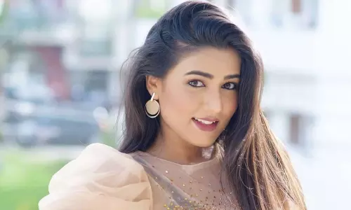 Actress Chaurasia Phone Stolen by Thief at KBR Park in Banjara Hills Actress Chaurasia Phone Stolen by Thief at KBR Park in Banjara Hills