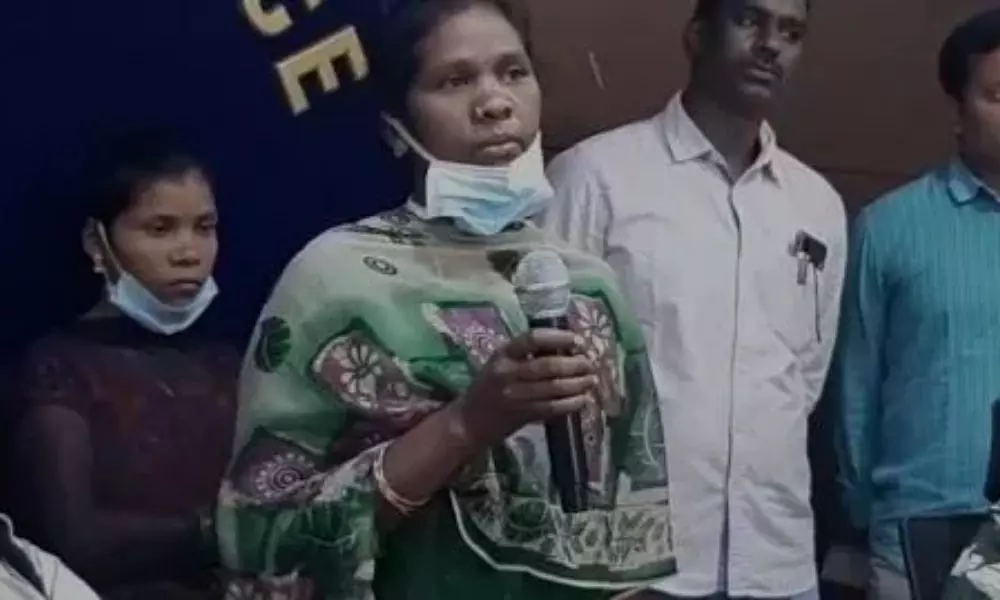 Woman Maoists Surrenders Before Vizag Police
