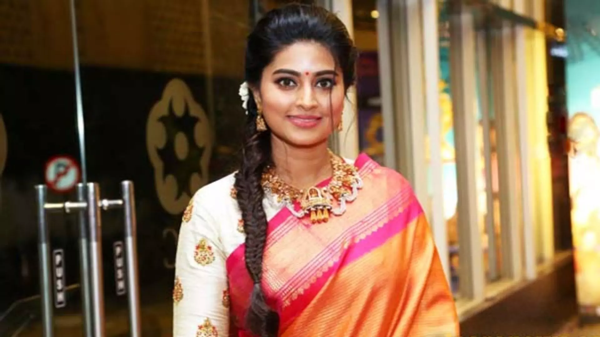 Actress Sneha Filed Police Complaint Against Two Business Man About Finacial Issues
