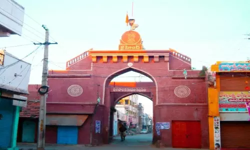 Thugs Tried at Mid Night to Set up KCR Statue on Lal Kaman