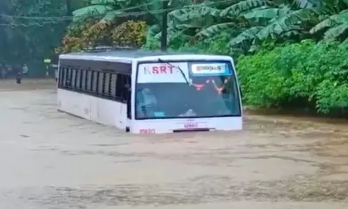 Private Bus Trapped in Floods at Kotnur Lake Hindupur in Anantapuram Private Bus Trapped in Floods at Kotnur Lake Hindupur in Anantapuram