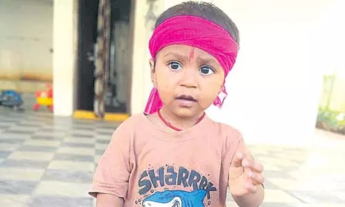 విషాదం: తండ్రి కారు కింద పడి తనయుడు మృతి