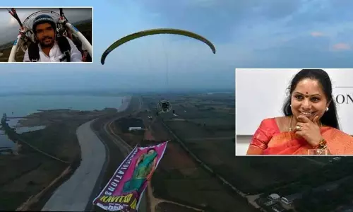 కవితకు వినూత్నంగా శుభాకాంక్షలు.. ఆకాశంలో ఎగిరిన 40 అడుగుల ఫ్లెక్సీ